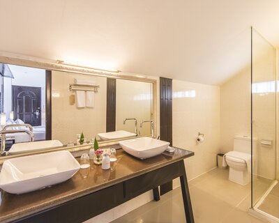 Bathroom&#x20;Deluxe&#x20;Double&#x20;White&#x20;Mansion