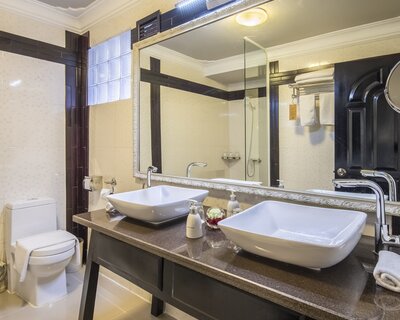 Bathroom&#x20;Deluxe&#x20;twin&#x20;White&#x20;Mansion