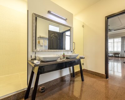 Suite Twin bathroom