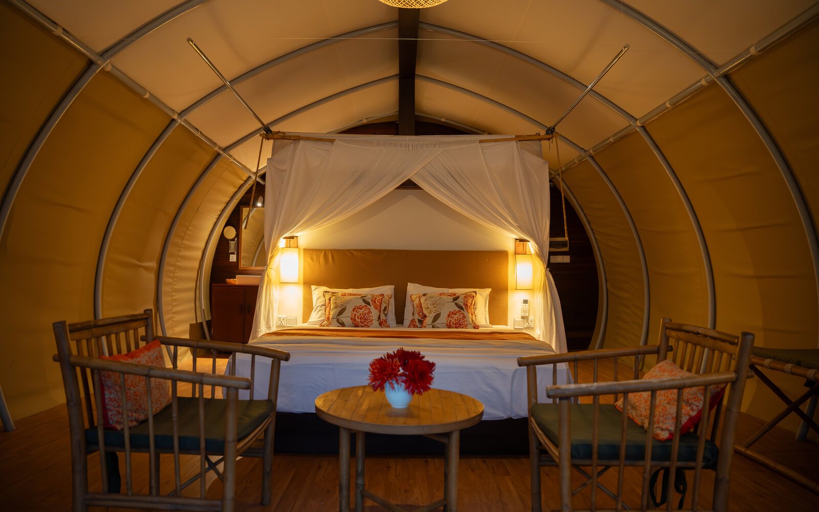 maadest, jungloo (Jungle Igloo) unit, interior view with bed and wooden chairs & table set