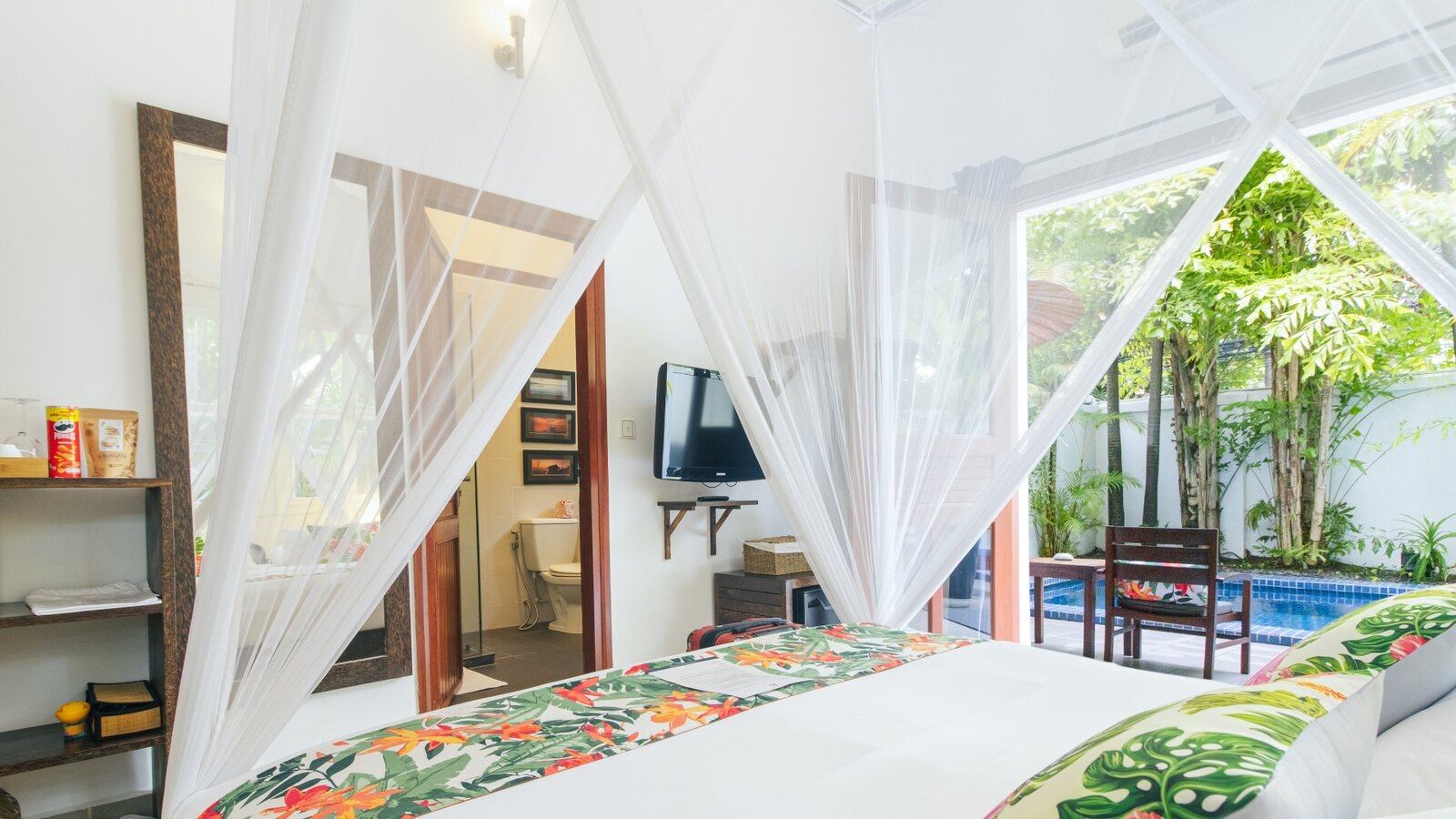 King size bedroom opening onto the private pool at Pavilion Phnom Penh.