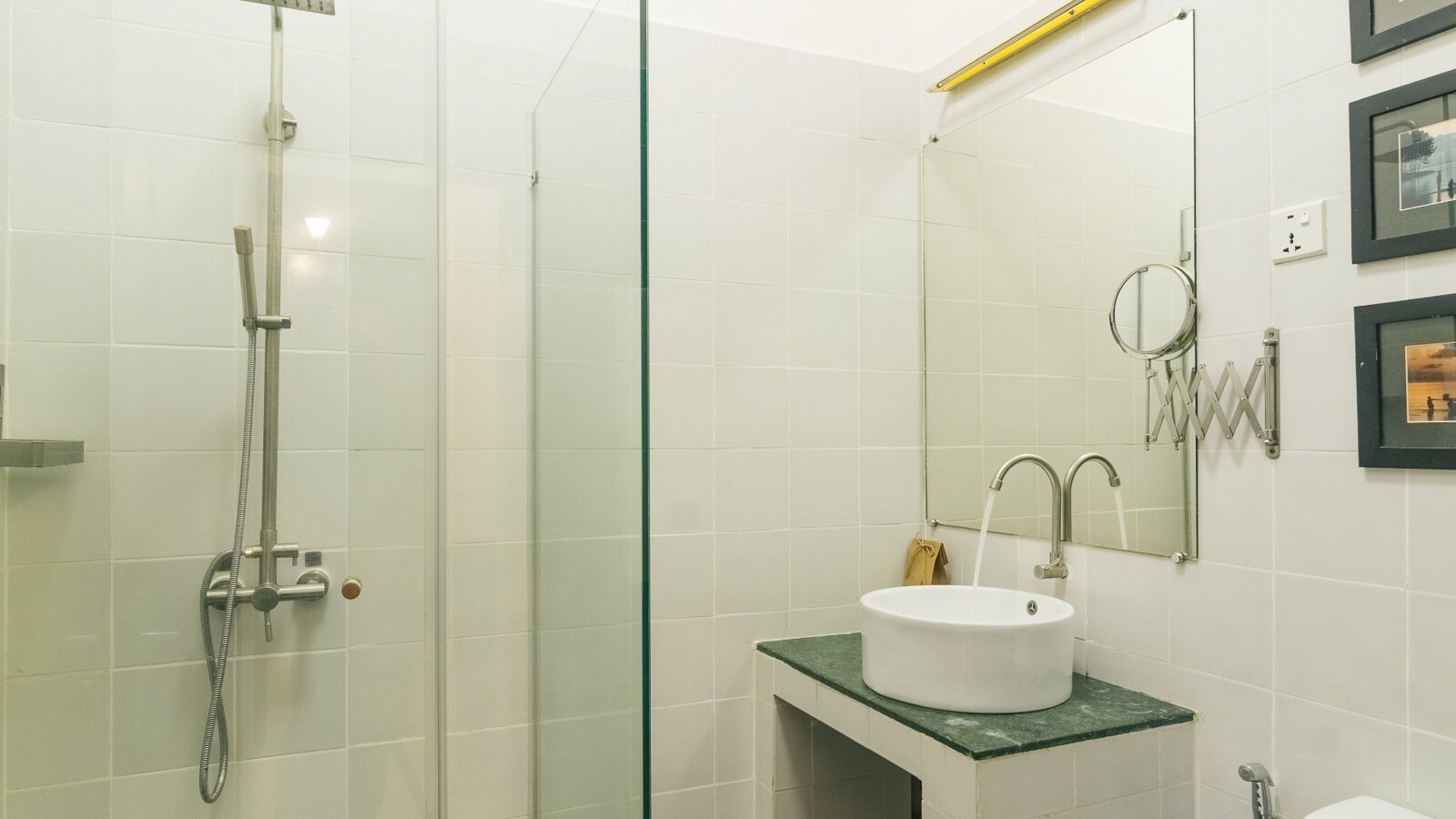 Pavilion suite bathroom with walk-in shower, round basin and wall-mounted mirror