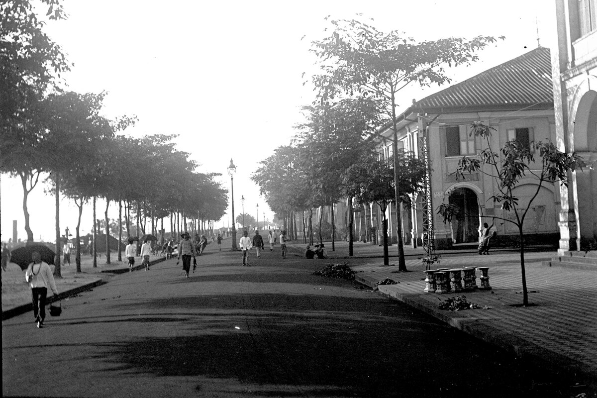 037 A Pnom Penh le quai