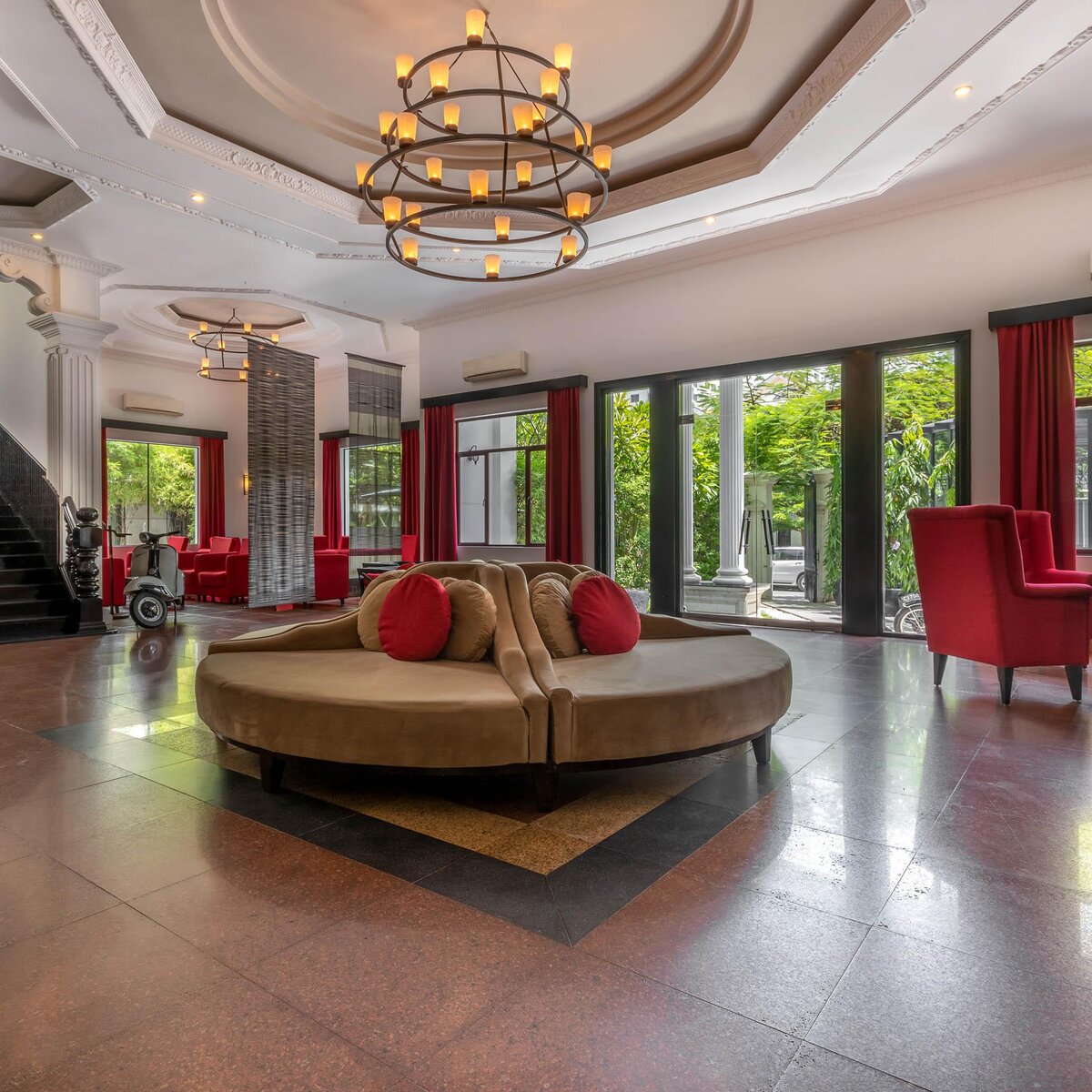 Lobby White Mansion 2